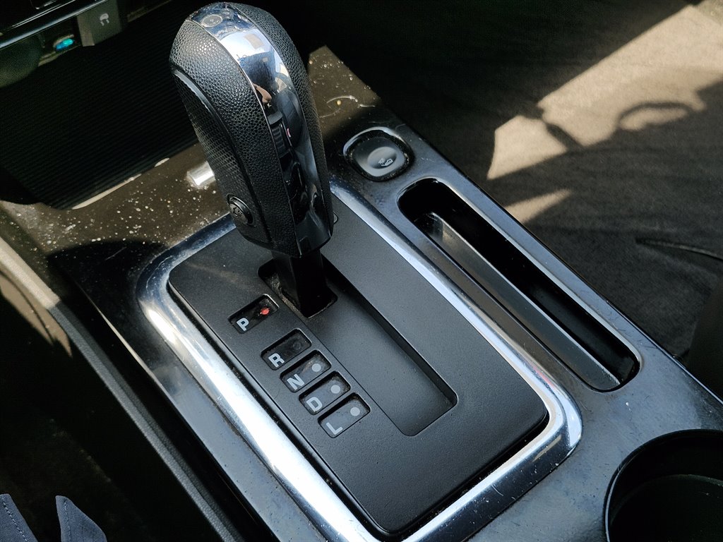 2010 Ford Escape Limited photo 18