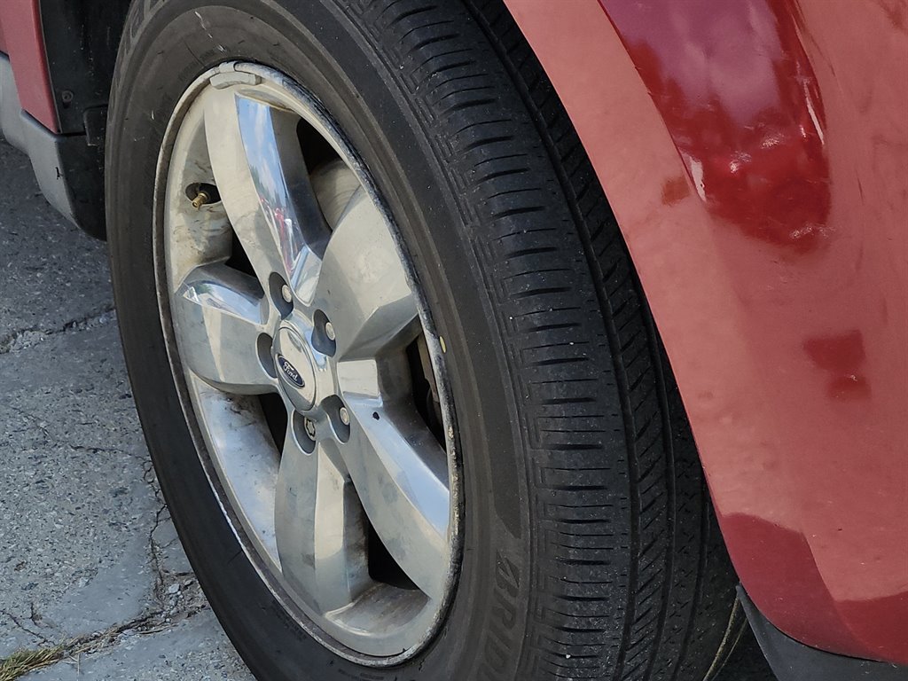 2010 Ford Escape Limited photo 22