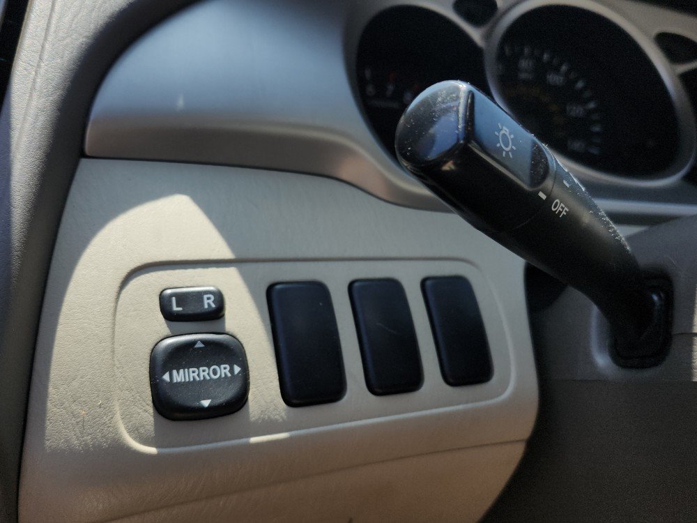 2004 Toyota Highlander Base photo 13