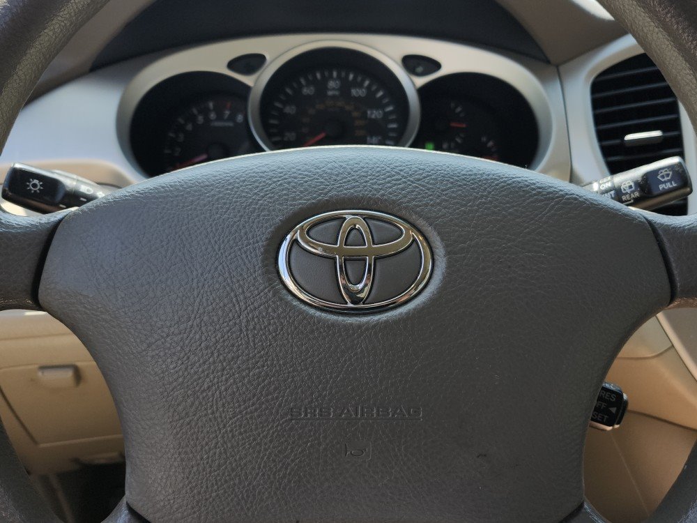 2004 Toyota Highlander Base photo 2