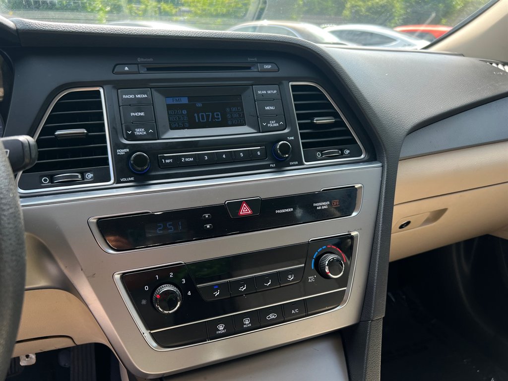 2015 Hyundai Sonata SE photo 14
