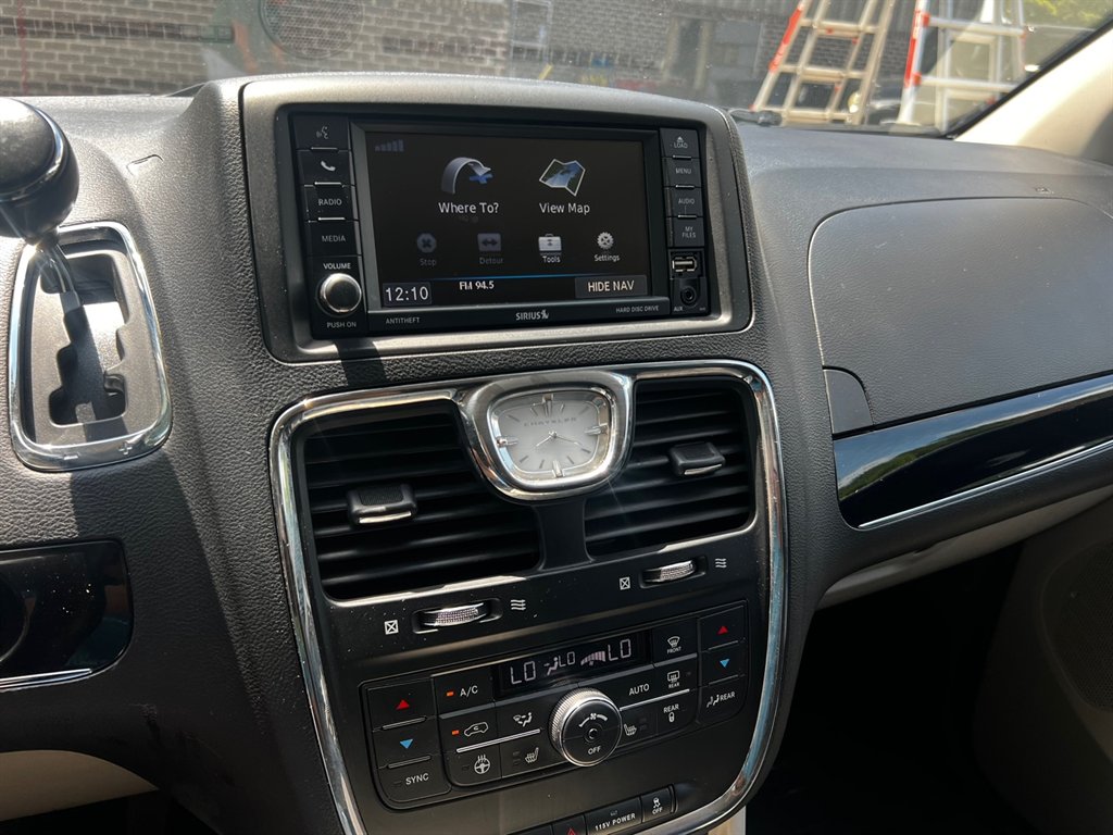 2016 Chrysler Town & Country Limited photo 9