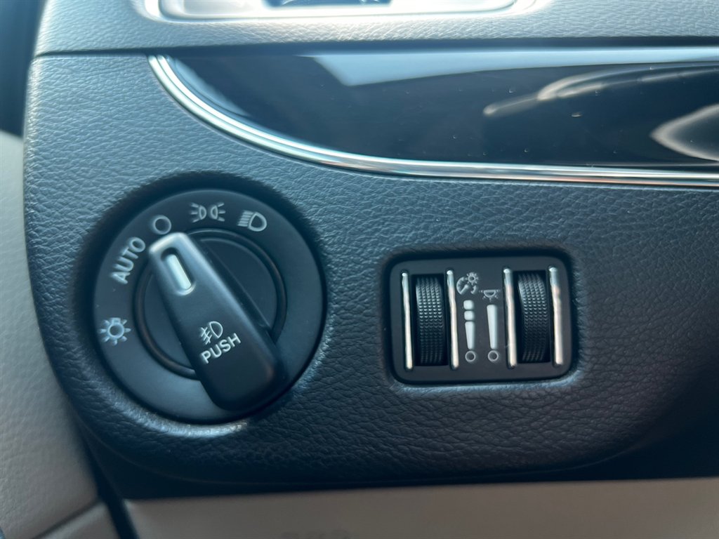 2016 Chrysler Town & Country Limited photo 12