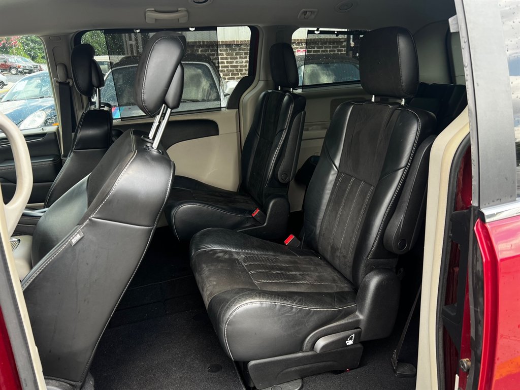 2016 Chrysler Town & Country Limited photo 15