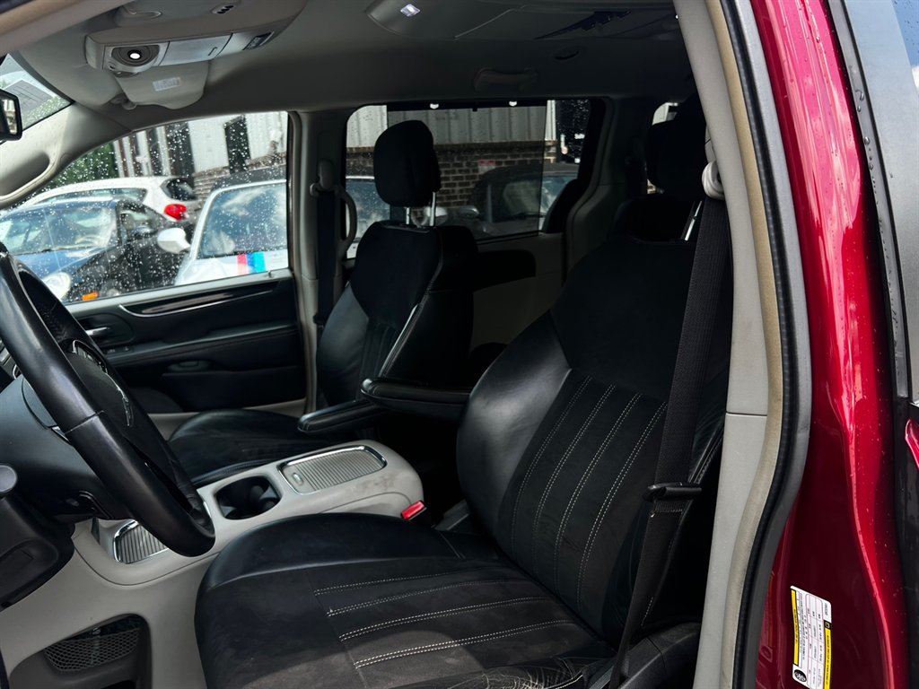 2016 Chrysler Town & Country Limited photo 14