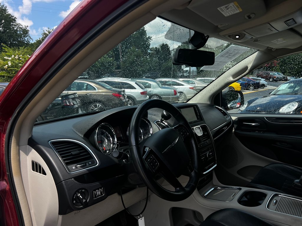 2016 Chrysler Town & Country Limited photo 13