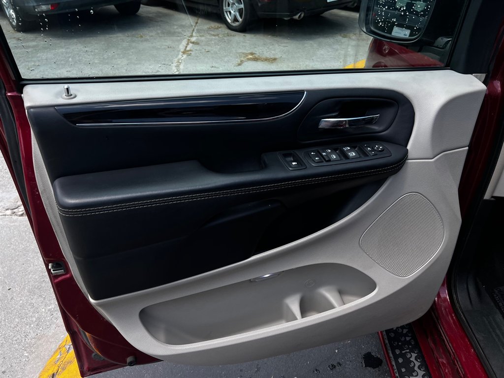 2016 Chrysler Town & Country Limited photo 17