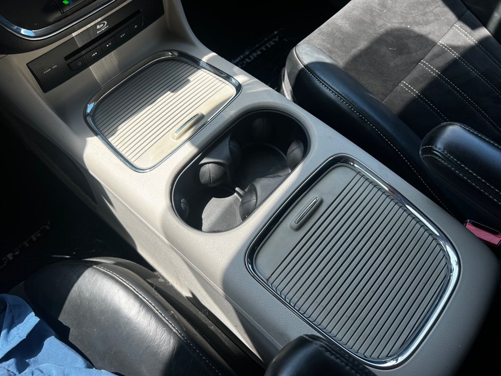 2016 Chrysler Town & Country Limited photo 10