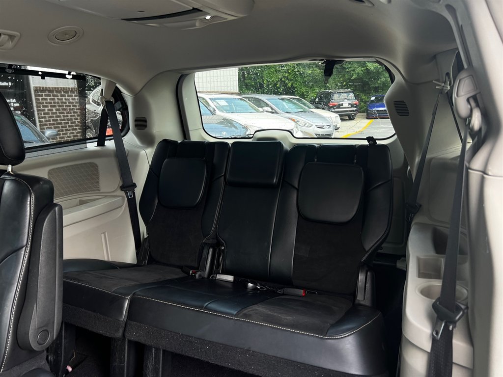 2016 Chrysler Town & Country Limited photo 16