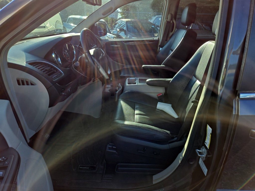 2016 Chrysler Town & Country Touring photo 13