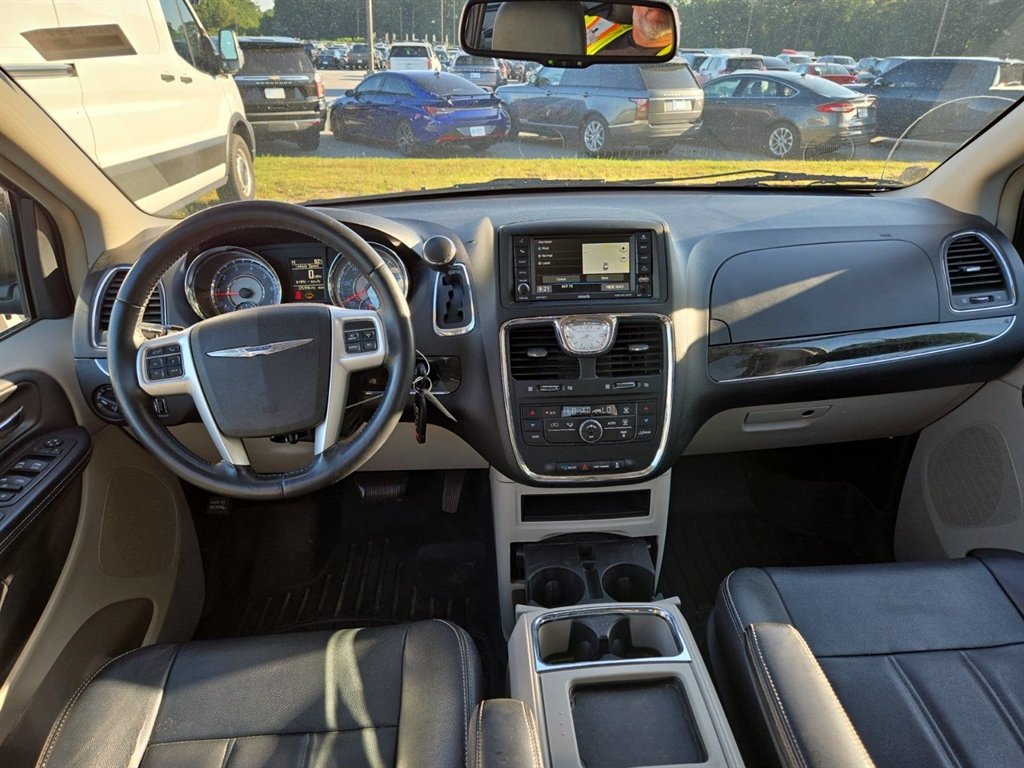 2016 Chrysler Town & Country Touring photo 2