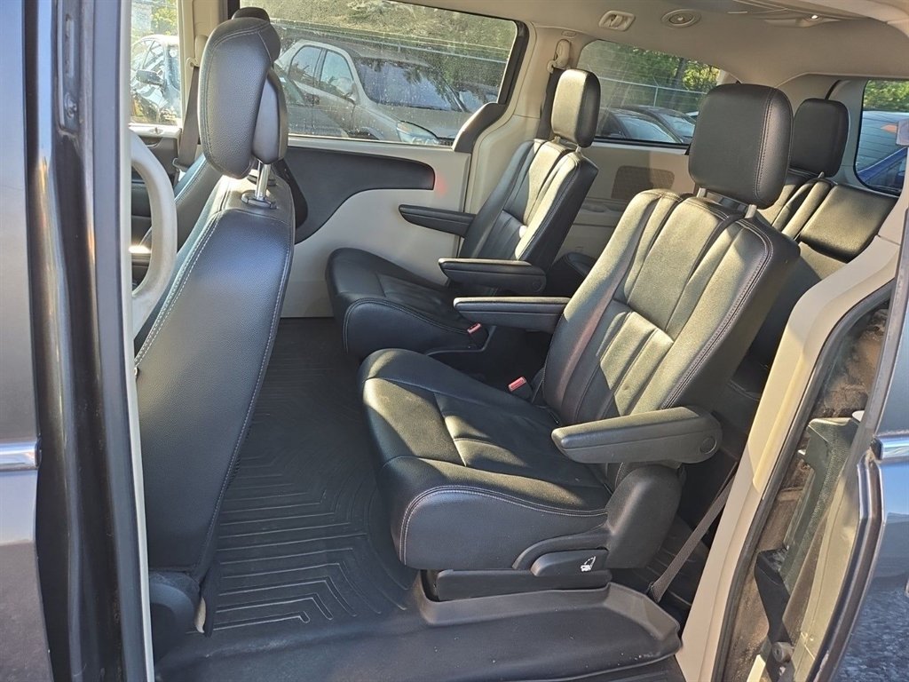 2016 Chrysler Town & Country Touring photo 12