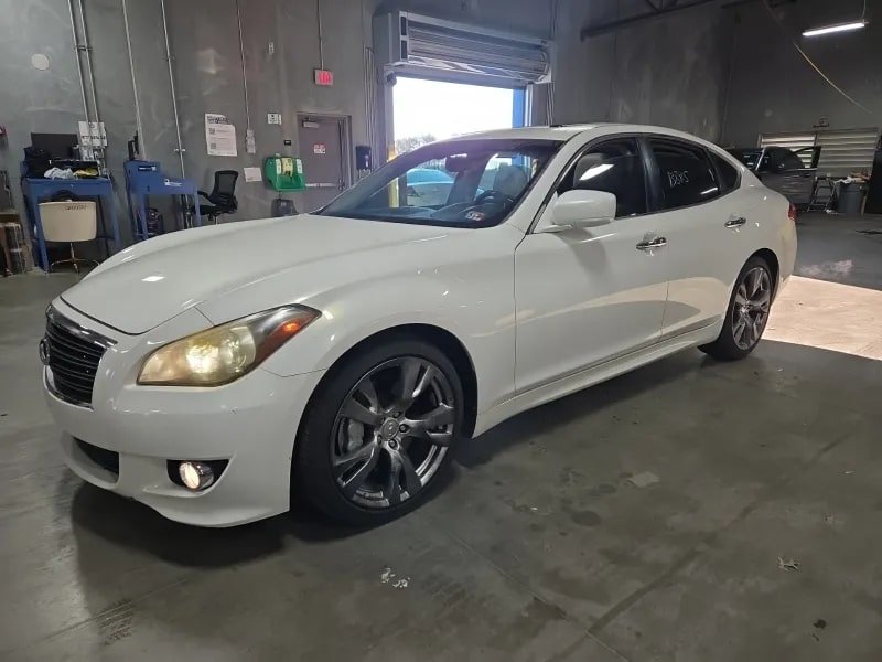 2011 INFINITI M 56's photo