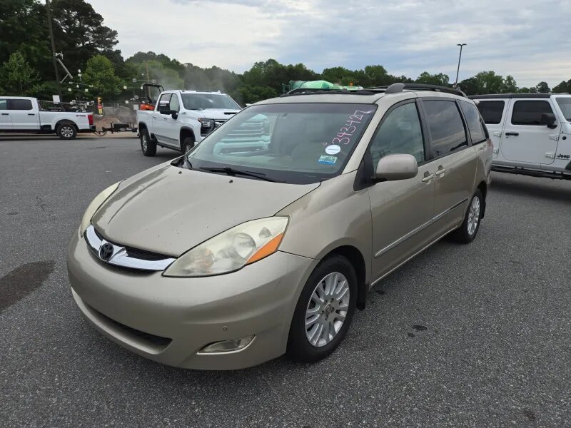 2010 Toyota Sienna XLE's photo