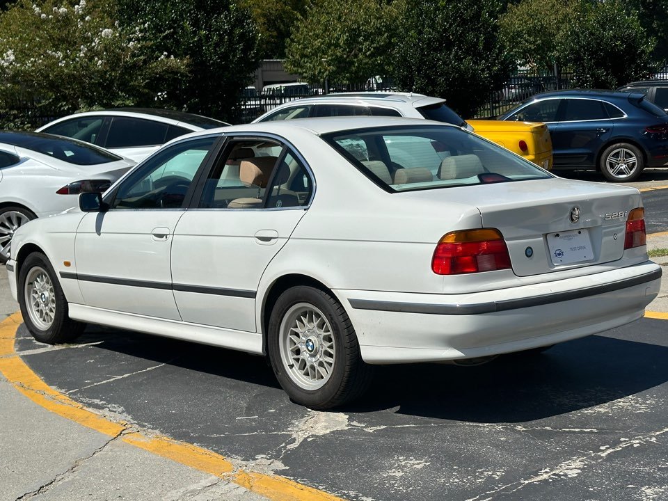 BMW 5 Series photo 9