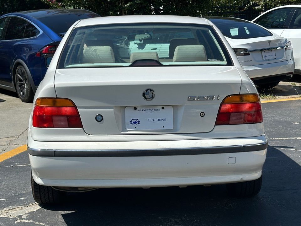 BMW 5 Series photo 8