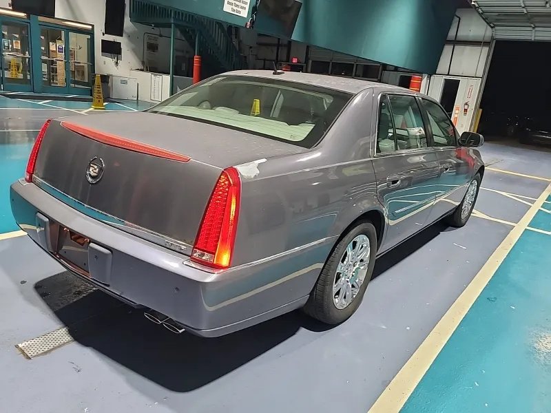 Cadillac DTS photo 6