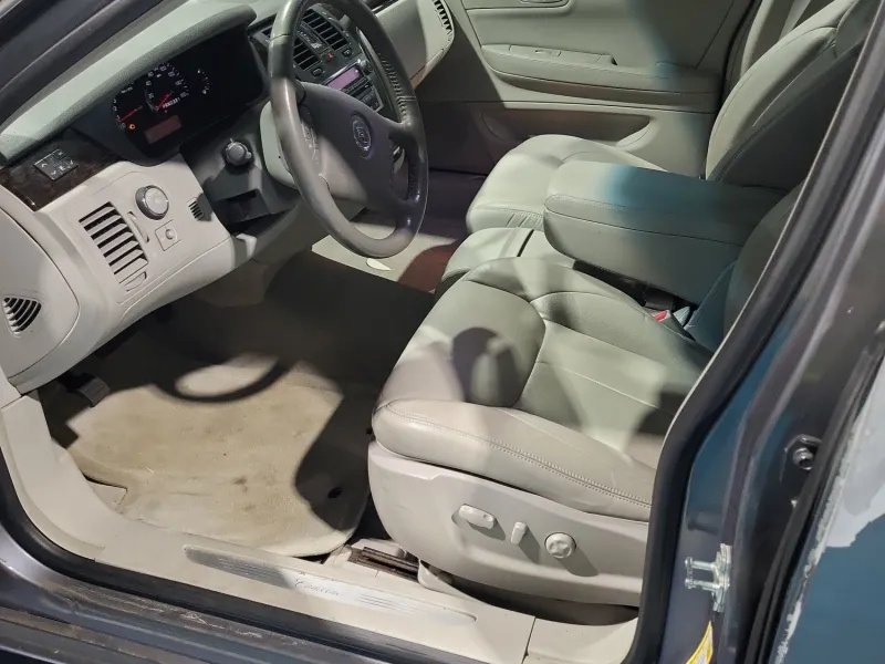 Cadillac DTS photo 9