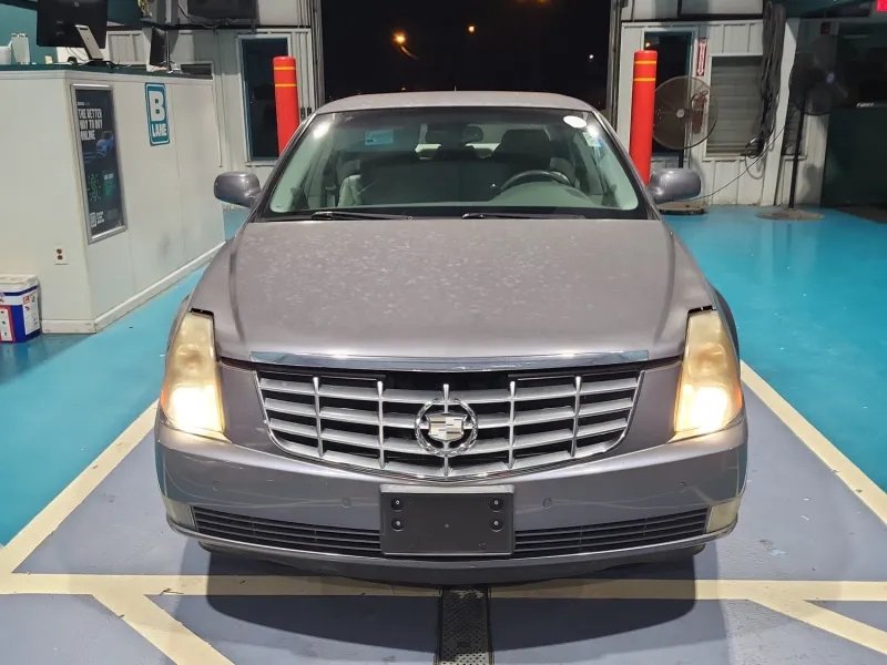 Cadillac DTS photo 2