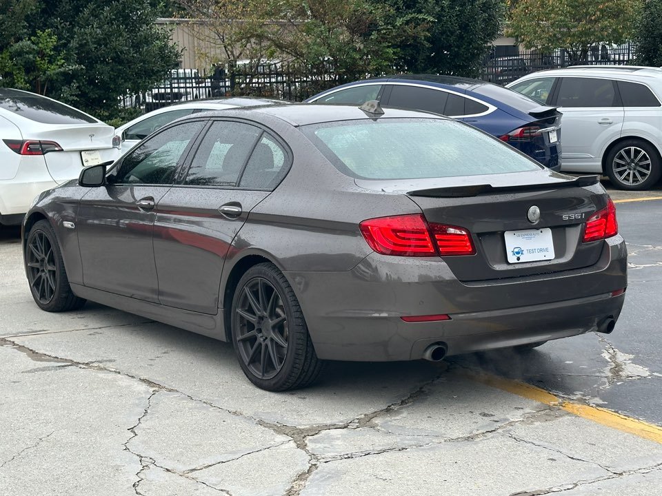 BMW 5 Series photo 9