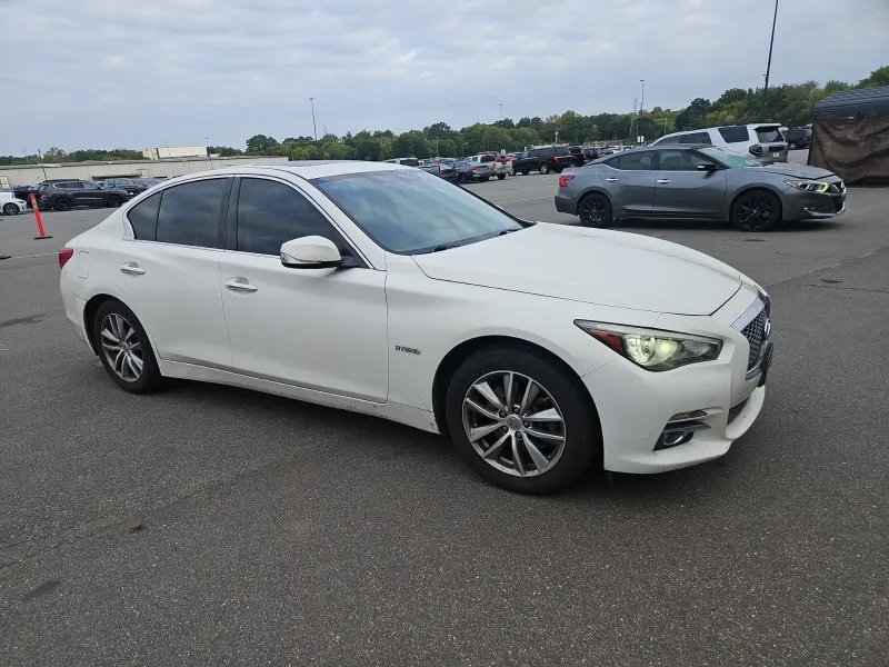 Infiniti Q50 photo 3