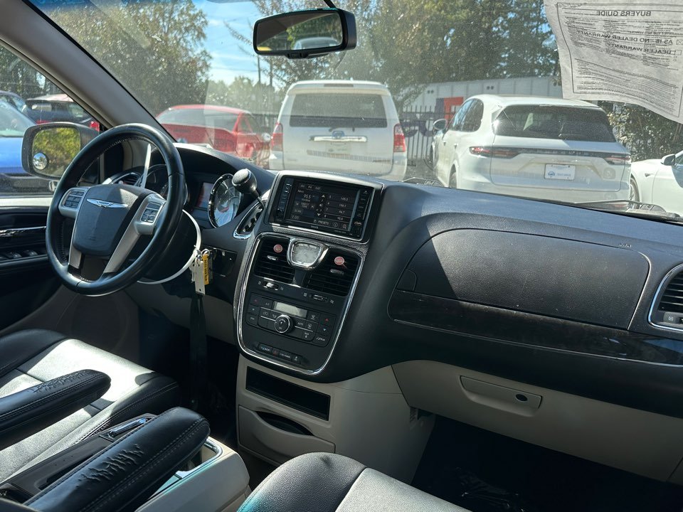 Chrysler Town & Country photo 23