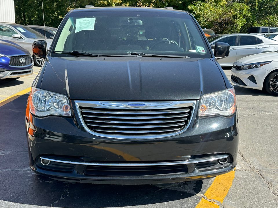 Chrysler Town & Country photo 2
