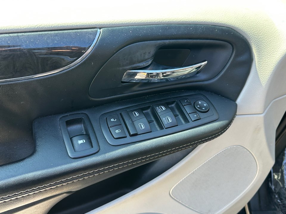 Chrysler Town & Country photo 10