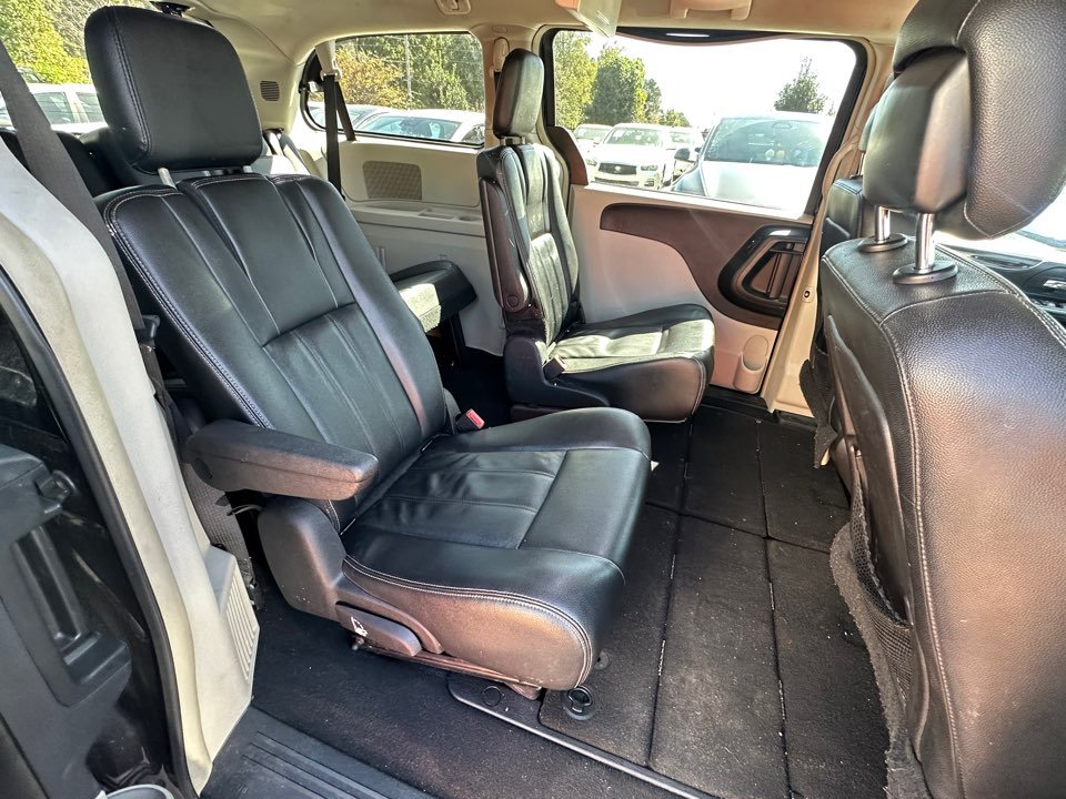 Chrysler Town & Country photo 21