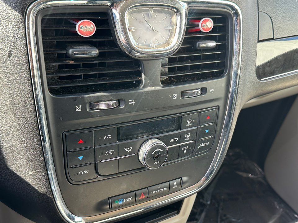 Chrysler Town & Country photo 18