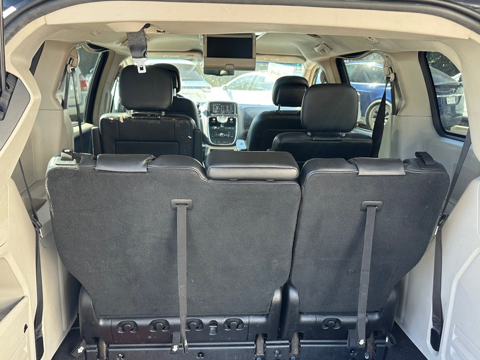 Chrysler Town & Country photo 8