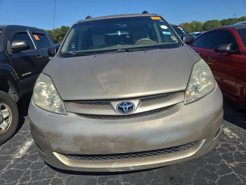Toyota Sienna photo 2