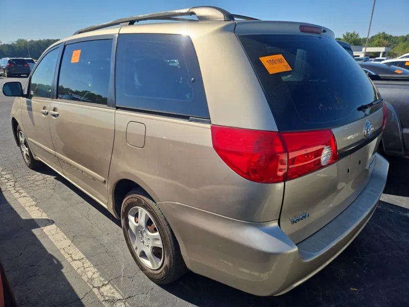 Toyota Sienna photo 4