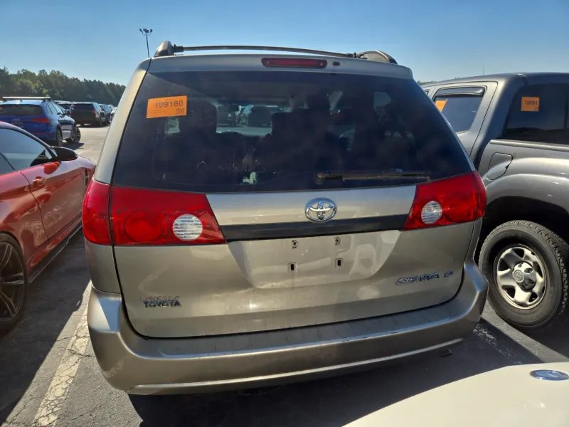 Toyota Sienna photo 5