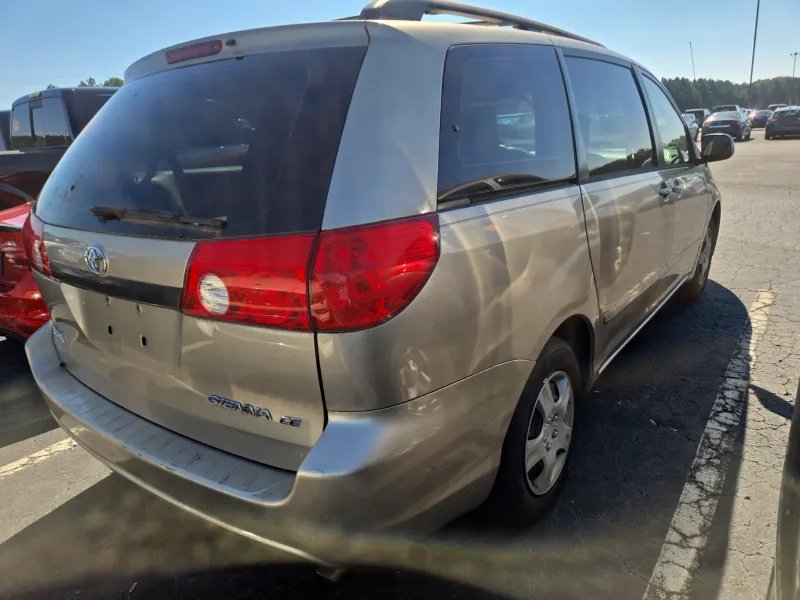 Toyota Sienna photo 6
