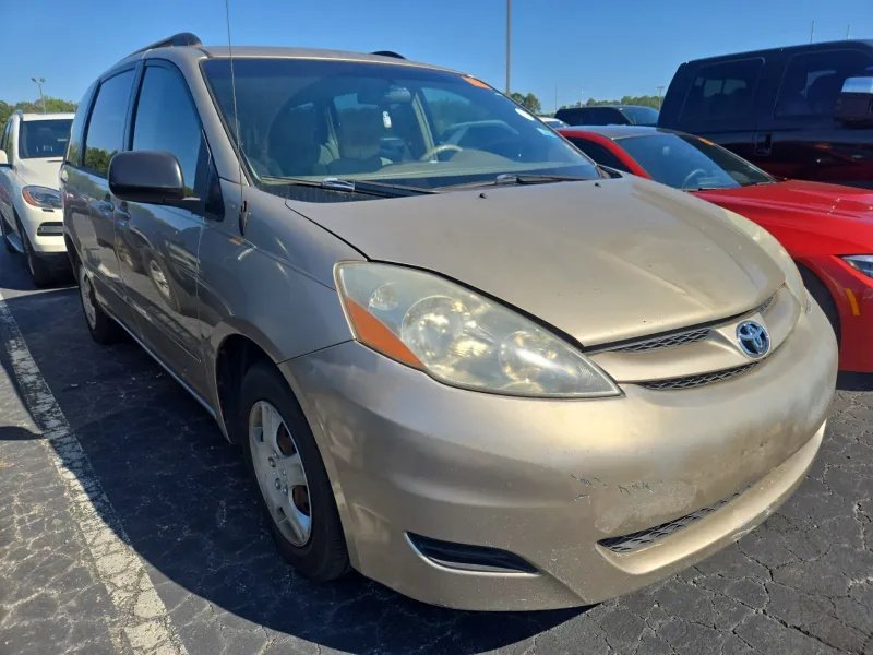 Toyota Sienna photo 3