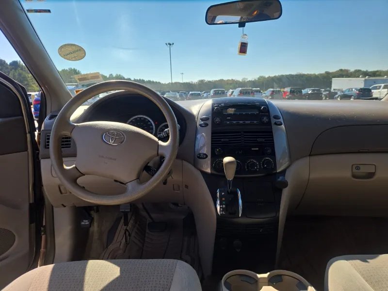 Toyota Sienna photo 9